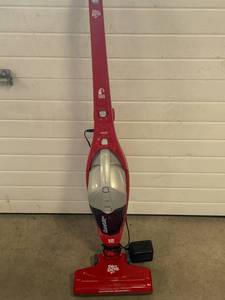lot 25 image: Dirt Devil Quickflex 2 in 1 Vacuum