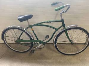 lot 38 image: Vintage Schwinn Typhoon Collectible Bicycle