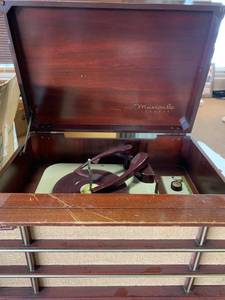 lot 40 image: Vintage 1956 Webcor Record Player MT1755