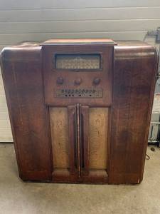 lot 45 image: Wells Gardner All Wave Tube Radio Series A1235