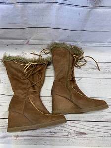 lot 82 image: Size 8 Leather Free Boots