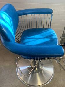 lot 104 image: 1960s Barber Chair Belmont Takara Warren Planter Style Original from Josephs School of Hair