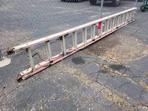 lot 222 image: 28ft. Extension Ladder L-3022-28