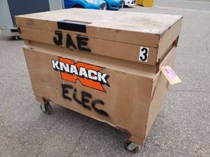 lot 214 image: Knaack Rolling Metal Job Site Box