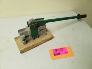 lot 174 image: Greenlee Little Kicker 12in. EMT Offset Bender 1810