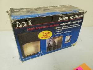 lot 211 image: Regent High Pressure Sodium Dusk To Dawn Automatic Wall Light