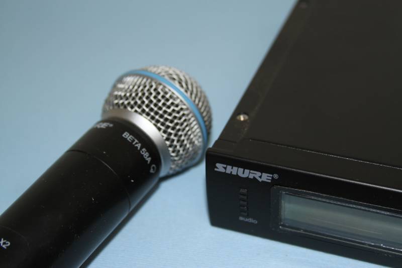 lot 24 image: Shure Professional Audio Wireless Microphone System with Beta58 Microphone