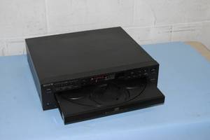 lot 77 image: Sony Audio 5-Disc Compact Disc High Density Linear Converter Digital Sync CD Player