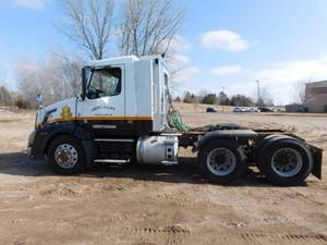 lot 2 image: 2008 Volvo DS Semi-Tractor Truck