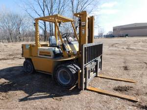lot 4 image: 9000lb Komatsu FD40 Diesel Forklift