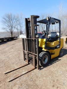 lot 5 image: 1999 Clark CGP25 LP Forklift