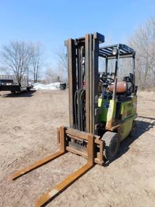 lot 8 image: 1990 3000lb Clark GPS17 LP Forklift