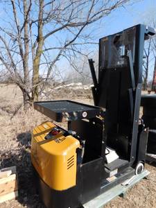 lot 9 image: Big Joe J1 Joey Order Picker - for parts only