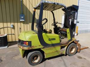 lot 10 image: Clark CMP25G Gas Forklift