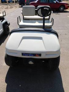 lot 18 image: 2000 Gas Powered Columbia 4P Golf Cart