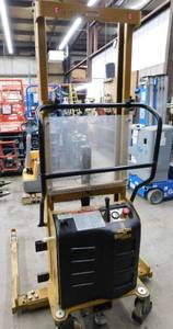 lot 24 image: Big Joe M22-62 Stacker