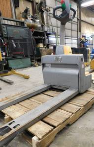 lot 27 image: Multiton EME30 Electric Pallet Jack
