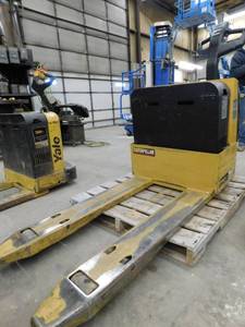 lot 29 image: Cat NPP40 Electric Pallet Jack