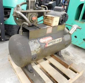 lot 33 image: Dayton Speedaire Compressor