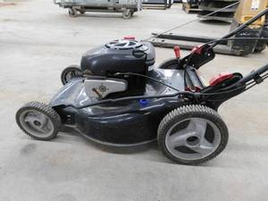 lot 39 image: Craftsman 22 Self Propelled Lawn Mower