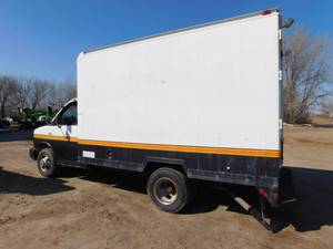 lot 8A image: 2004 Cheverolet 3500 Cube Van