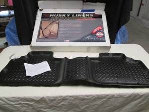 lot 225 image: Husky Liners 2009 Hummer H3T Second...