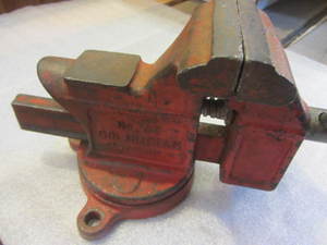 lot 47 image: Columbian Bench Vise