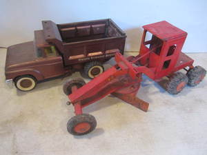 lot 102 image: Structo Toy Dump Truck