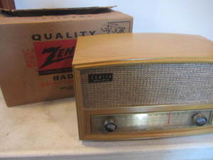 lot 103 image: Zenith Table Radio