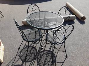 lot 11 image: 30 Round Patio Set & 4 Chairs