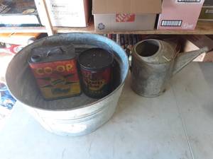 lot 26 image: Vintage Galvanized Wash Tub,Watering Can, & Other Vintage Cans