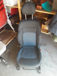 lot 5 image: Passenger Seat From Newer Kia With Air Bag
