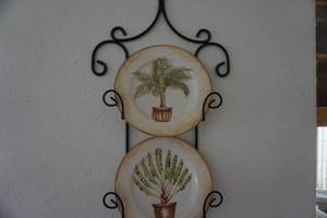 Tropical Themed Decorative Ceramic Plate Display With Metal Wall Mount Rack
