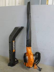 lot 32 image: Worx Leaf Blower