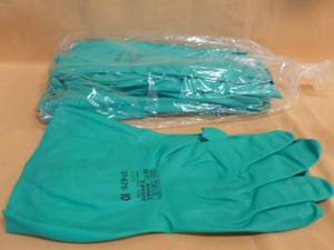 lot 43 image: New Work Gloves