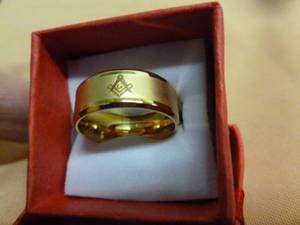 lot 46 image: Mens Ring