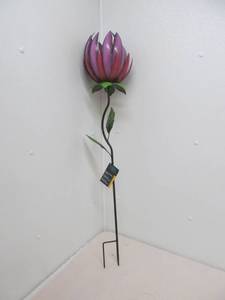 lot 10 image: night garden solar light flower