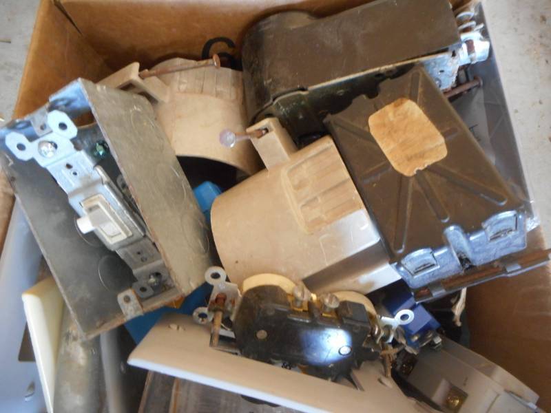 lot 39 image: Box of Electrical Items