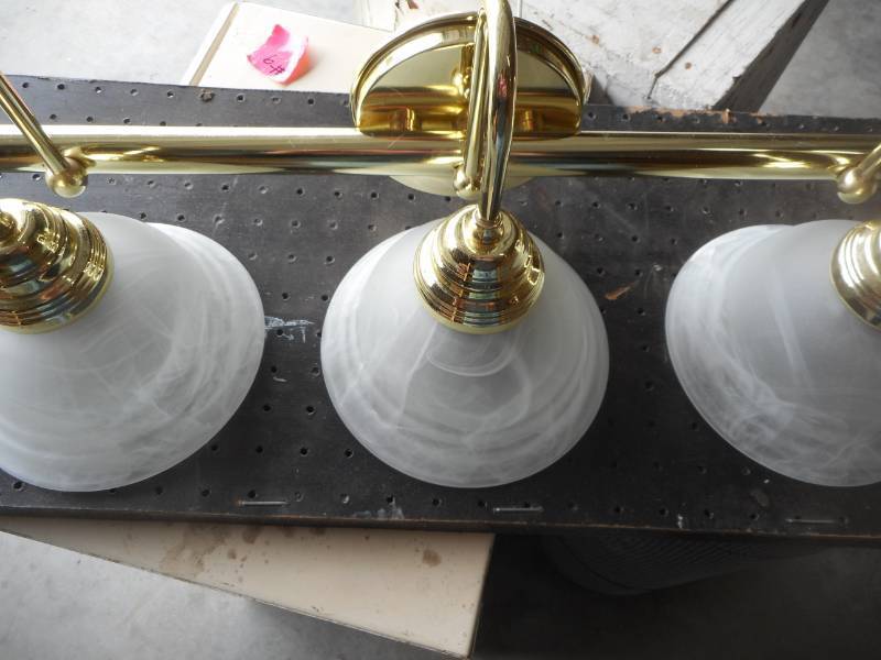 lot 8 image: 3-Light Fixture