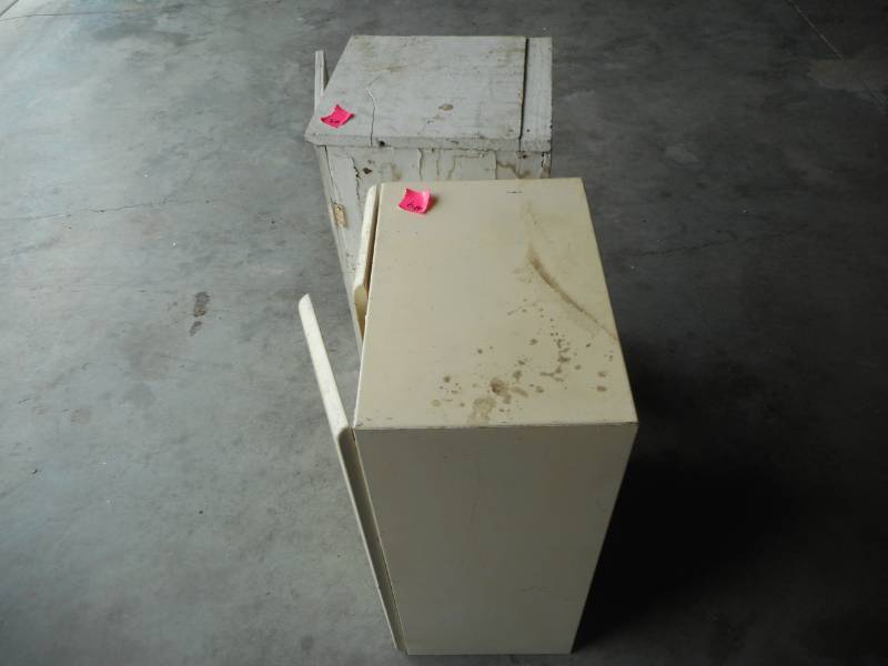lot 9 image: 2 Cabinets