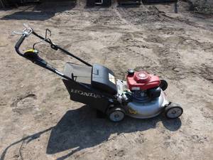 lot 65 image: 21 Honda Self Propelled Lawn Mower
