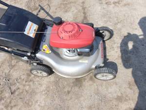 lot 67 image: 21 Honda Push Lawn Mower