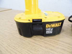 DeWalt 2 Batteries - 1 Charger