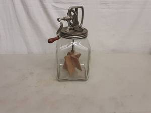 lot 11 image: Vintage 6 Quart Butter Churn
