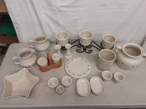 lot 37 image: Longaberger Pottery With Stand (Blue, Green, Burgundy)