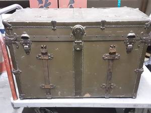 lot 45 image: Vintage Trunk 34x21x24