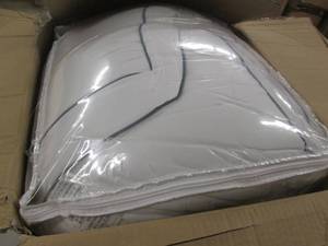 lot 15 image: Vital Rest Gel-Blend Mattress Toppe...