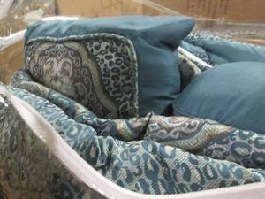 lot 114 image: Comforter Set open box Retail $189....
