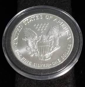 lot 08 image: 1989 AMERICAN SILVER EAGLE 1 TROY OZ. .999 FINE SILVER IN AIRTITE