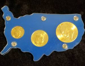 lot 39-A image: 1976 US BICENTENNIAL GOLD PLATED 3 COIN SET IN US CAPITAL PLASTIC HOLDER